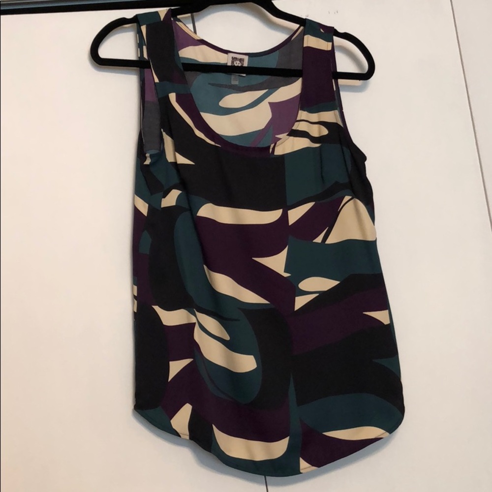 Anne Klein sleeveless printed scoop neck top.